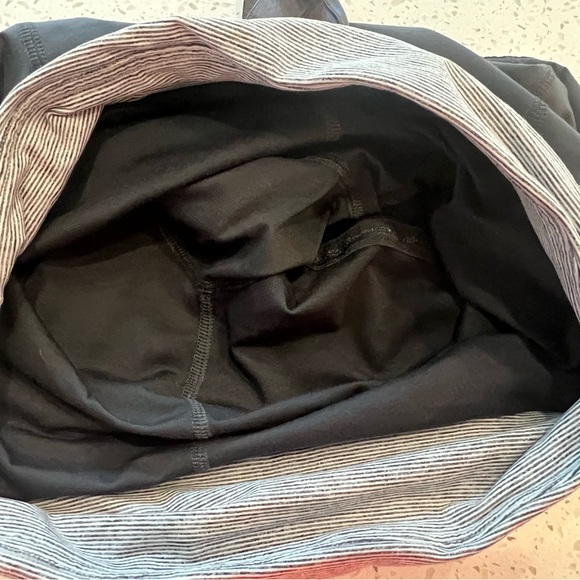 Lululemon Run Enegy Skirt/ Short Size 4 . - Picture 10 of 11